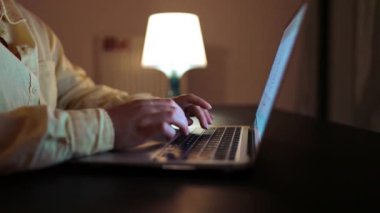 Genç bir iş kadınının, gece geç saatlerde internet tarayıcısında e-posta ve sörf yapmak için dizüstü ya da bilgisayar klavyesiyle meşgul olduğu yakın plan görüntüleri. Yüksek kaliteli FullHD görüntüler