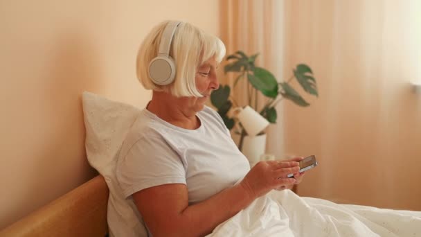 Zrelaksowana Letnia Kobieta Słuchająca Muzyki Słuchawkach Domu Wysokiej Jakości Materiał — Wideo stockowe