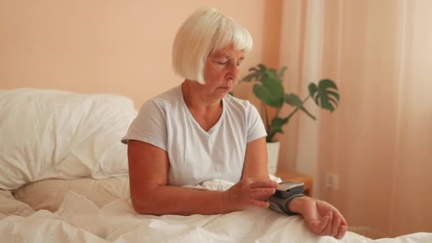 Starší Žena Sama Doma Kontroluje Krevní Tlak Srdeční Frekvenci Pomocí — Stock video