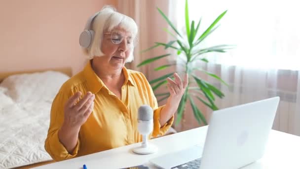 Kobieta Nagrywająca Podcast Laptopie Słuchawkami Mikroskopem Kobieta Produkująca Podcaster Audio — Wideo stockowe