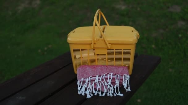 Жовтий Пластиковий Кошик Пікніка Здоровою Їжею Столовій Тканині Зеленій Траві — стокове відео