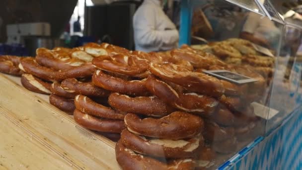 Produtos Panificação Mesa Madeira Bagels Recém Assados Com Sementes Gergelim — Vídeo de Stock