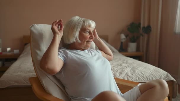 Спокойный Мирный Ленивый Старший Домовладелец Женщина Отдыхает Кресле Закрытыми Глазами — стоковое видео