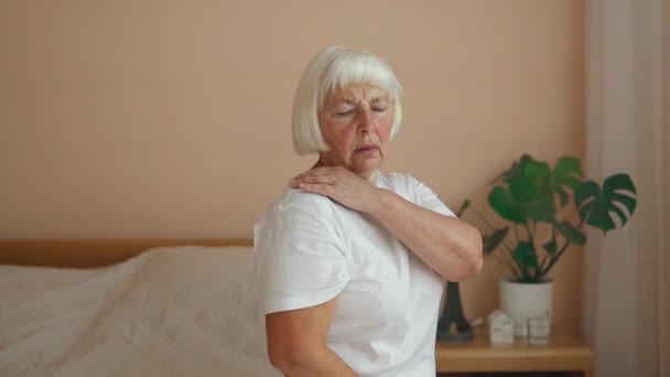 60多岁的白人妇女肩部疼痛 肩膀按摩 — 图库视频影像