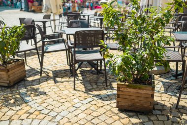 Avrupa 'daki açık kafede rahat masalar ve sandalyeler.