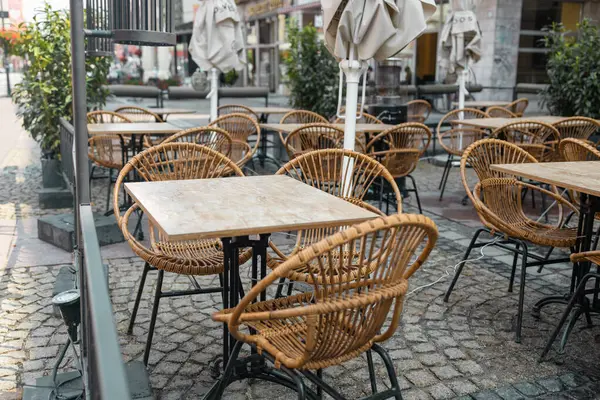 Avrupa 'daki açık kafede rahat masalar ve sandalyeler.