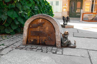 Wroclaw, Polonya - Haziran 2023: Wroclaw Cüce. Wroclaw eski kasabasının sokaklarındaki küçük heykelcikler. Cüceleri avlamak, turistlerin ilgisini çekmek. Yüksek kalite fotoğraf