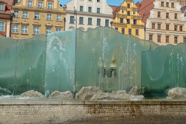  Yaz sıcağında pazar meydanında güzel cam Wroclaw çeşmesi. Yüksek kalite fotoğraf