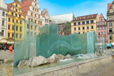  Yaz sıcağında pazar meydanında güzel cam Wroclaw çeşmesi. Yüksek kalite fotoğraf