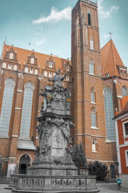 Ostrow Tumski 'deki antik binalar gündüz Wroclaw' da. 