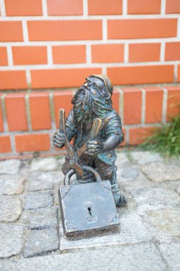  Wroclaw Cüce. Wroclaw eski kasabasının sokaklarındaki küçük heykelcikler. Cüceleri avlamak, turistlerin ilgisini çekmek. Yüksek kalite fotoğraf
