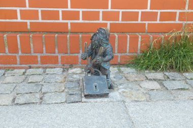  Wroclaw Cüce. Wroclaw eski kasabasının sokaklarındaki küçük heykelcikler. Cüceleri avlamak, turistlerin ilgisini çekmek. Yüksek kalite fotoğraf