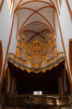 Wroclaw, Polonya - Haziran 2023: Garrison Kilisesi Organı - Polonya 'nın Wroclaw şehrinin tarihi bölgesinde yer alan Aziz Elisabeth Bazilikası. Yüksek kalite fotoğraf