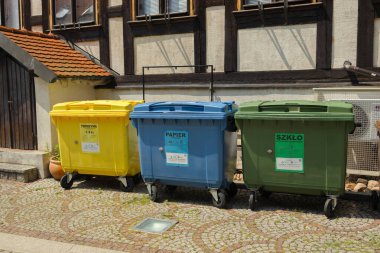 Wroclaw, Polonya - Haziran 2023: Kentsel belediye çöp toplama kamyonu atık ve çöp tenekesini yüklüyor. Yüksek kalite fotoğraf