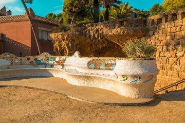 Park Guell. Gün doğumunda Barcelona 'nın parktan görünüşü. Yüksek kalite fotoğraf