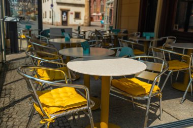 Avrupa 'daki açık kafede rahat masalar ve sandalyeler.