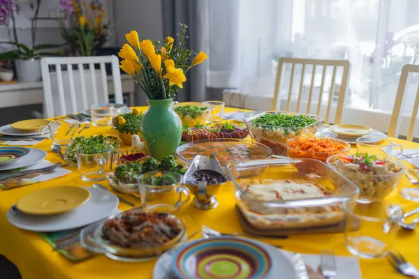 Traditionelles Polnisches Osterfrühstück Auf Einem Festlichen Tisch Mit Hellem Stilvollem Stockbild