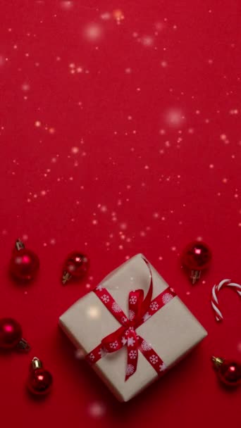 4K背景与圣诞生日礼品盒与红色弓和闪光 金发碧眼的金发碧眼的金发碧眼 灿烂的黑暗 — 图库视频影像