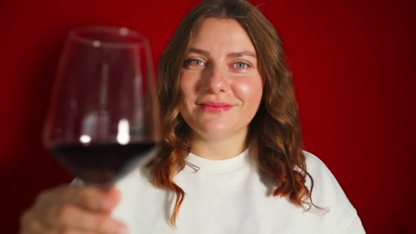 赤い背景にワインの試飲 飲酒の専門家 高品質のフルHd映像 — ストック動画