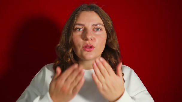 Hoş Bir Kızın Portresi Günlük Kıyafetli Dudakları Büzük Bir Şekilde — Stok video