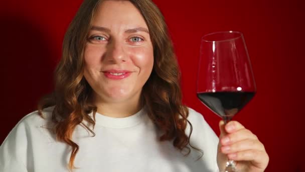 Degustación Expertos Vinos Calificación Beber Vino Sobre Fondo Rojo Imágenes — Vídeo de stock