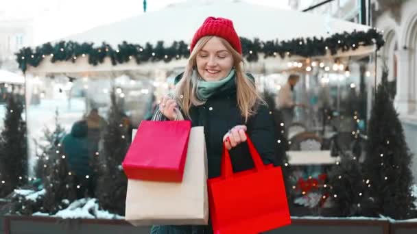 Attraktiv Glad Vit Blond Kvinna Dansar Med Röd Present Shoppingväska — Stockvideo