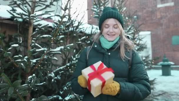 Noel Pazarında Elinde Noel Hediyesi Kutusuyla Mutlu Genç Çekici Bir — Stok video
