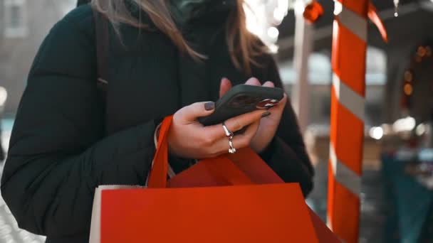 快乐的白人女孩用手机 拿着智能手机参加圣诞庆典 黑色星期五网上购物的概念 为迎接寒假 准备及购物概念 — 图库视频影像
