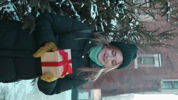 Gelukkige Jonge Aantrekkelijke Vrouw Met Kerst Geschenkdoos Handen Kerstmarkt Vrolijk — Stockvideo