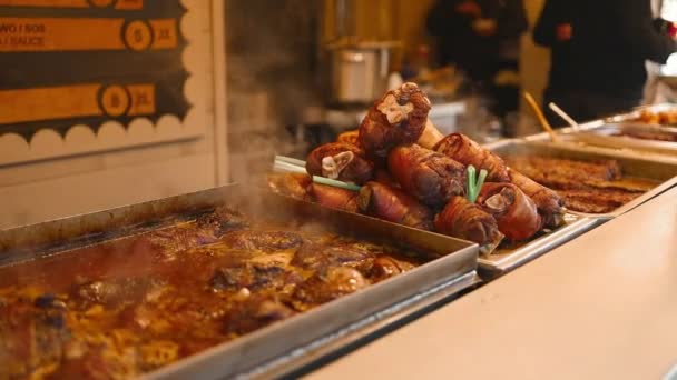 Sortiment Grillad Korv Och Kebab Stor Hängande Grill Julmarknaden Krakow — Stockvideo