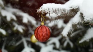 Topları Noel ağacına yakın tut. Arka planda Bokeh çelenkleri. Yeni yıl konsepti. Yüksek kaliteli FullHD görüntüler