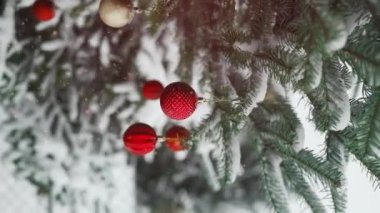 2024 Mutlu Yıllar Noel ağacı aile bayramı için açık havada açık havada kırmızı cam top ile süslenmiştir. Festival havası. Noel. Yüksek kaliteli FullHD görüntüler