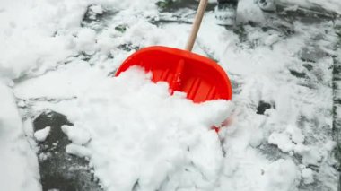Şehir hizmetleri, kar yağışlarını kar fırtınası üstüne kürekle temizliyor. Yüksek kaliteli FullHD görüntüler