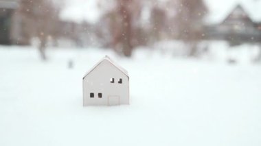 Açık havada beyaz bir Noel evi, kar yağıyor. Isıtma sistemi, kış ya da soğuk sezon konsepti. 