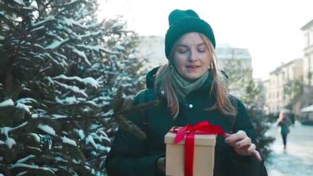 Feliz Joven Atractiva Mujer Con Caja Regalo Navidad Las Manos — Vídeo de stock