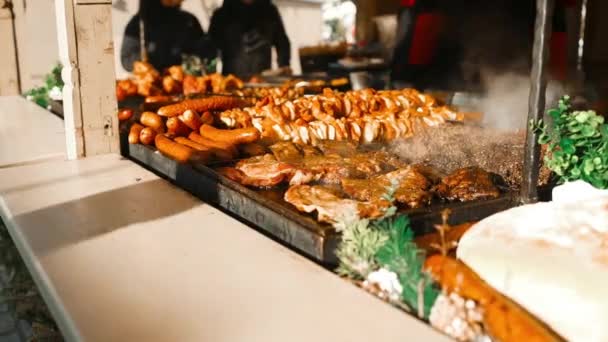 Sortiment Grillad Korv Och Kebab Stor Hängande Grill Julmarknaden Krakow — Stockvideo