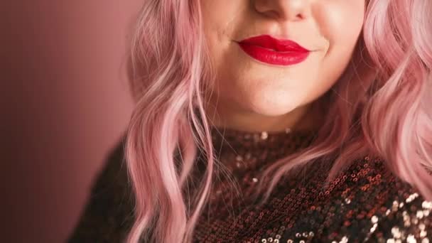 Κοντινό Λαμπερό Γυναικείο Χαμόγελο Κόκκινα Χείλη Ευτυχισμένα Ροζ Μαλλιά Γυναίκα — Αρχείο Βίντεο