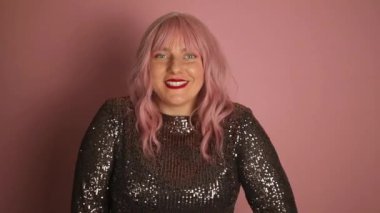 Genç, güzel, pembe saçlı kadın hava öpücüğü alır video görüşmesi yapar, sosyal ağda canlı yayın videoları kaydeder ya da yeni yıl ya da Noel 'le dilekleri okur. Yüksek kalite