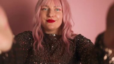 Cep telefonu uygulamaları kullanarak video konuşması yapan, sosyal ağda online video kaydeden ya da yeni yıl ya da Noel 'de dilekleri okuyan mutlu genç bir kadın. Yüksek kalite FullHD