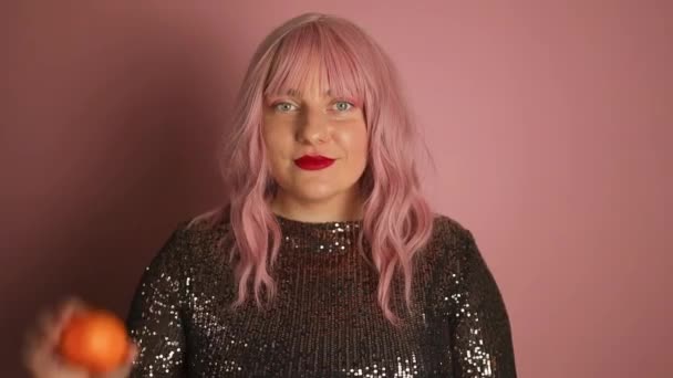 Χριστούγεννα Ευτυχισμένη Γυναίκα Ροζ Μαλλιά Γυναίκα Glitter Φόρεμα Κρατώντας Δύο — Αρχείο Βίντεο