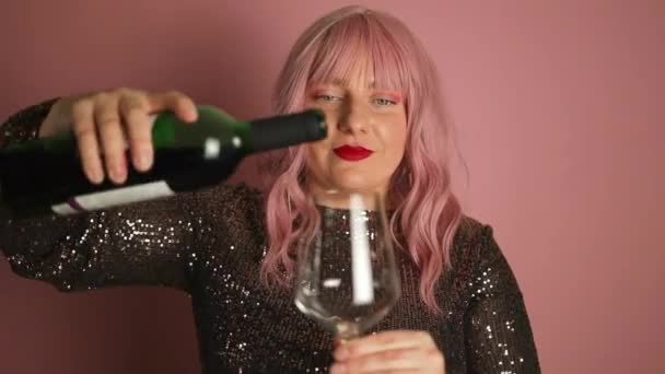 Attraente Giovane Donna Piedi Versandosi Bicchiere Vino Rosso Uno Sfondo — Video Stock