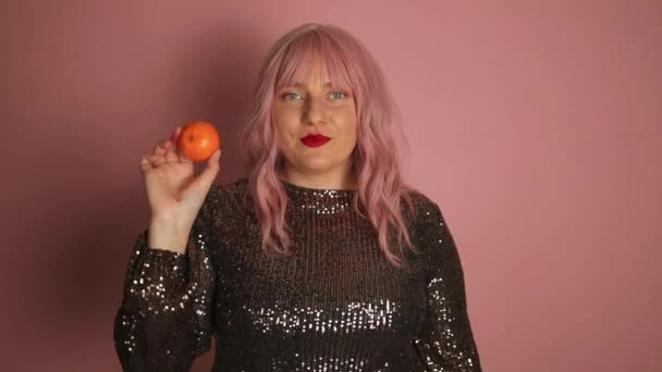 Christmas Happy Woman Pink Hair Woman Glitter Dress Holding Tasty — Stock Video