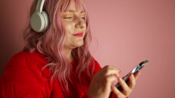 Щасливі Позитивні Жінки Насолоджуються Музикою Використовуючи Бездротові Навушники Тримають Смартфони — стокове відео