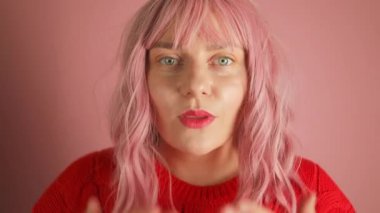 Cep telefonu uygulamaları kullanarak video konuşması yapan, sosyal ağda online video kaydeden ya da yeni yıl ya da Noel 'de dilekleri okuyan mutlu genç bir kadın. Yüksek kalite FullHD