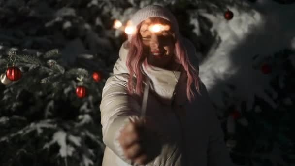 Χριστουγεννιάτικα Φώτα Πιτσιλιές Έγκαυμα Στα Χέρια Ροζ Μαλλιά Κορίτσι Χαμογελώντας — Αρχείο Βίντεο