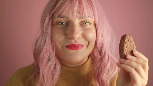 Krásná Šťastná Mladá Růžová Vlasy Žena Kousání Čokoládové Tyčinky Ořechy — Stock video