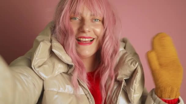 Šťastné Mladé Růžové Vlasy Evropské Ženy Chodí Těší Mávání Rukama — Stock video