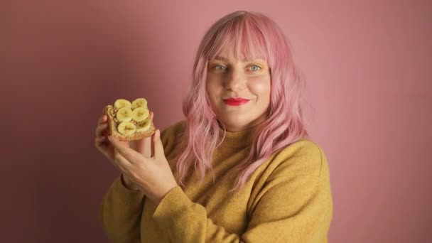 Studio Portret Szczęśliwy Wiszące Różowe Włosy Kobieta Jeść Smaczne Kanapki — Wideo stockowe
