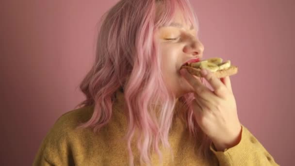Estúdio Retrato Feliz Mulher Cabelo Rosa Com Raiva Comer Sanduíche — Vídeo de Stock