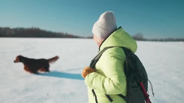 Eine Frau Der 60Er Jahre Mit Rucksack Läuft Einem Wintertag — Stockvideo